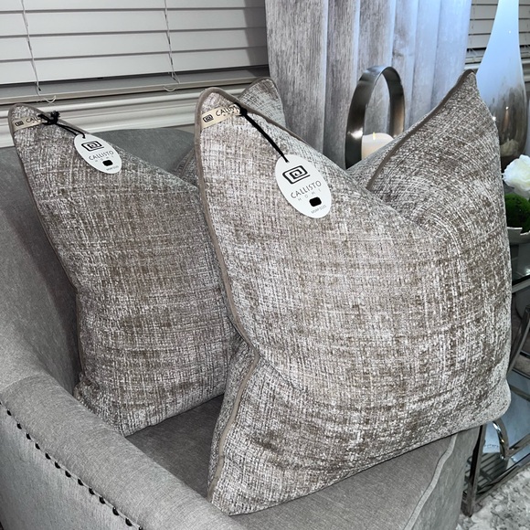 1-NWT CALLISTO HOME VELVET WEAVE DESIGN DECORATIVE
THROW PILLOWS - Picture 10 of 17